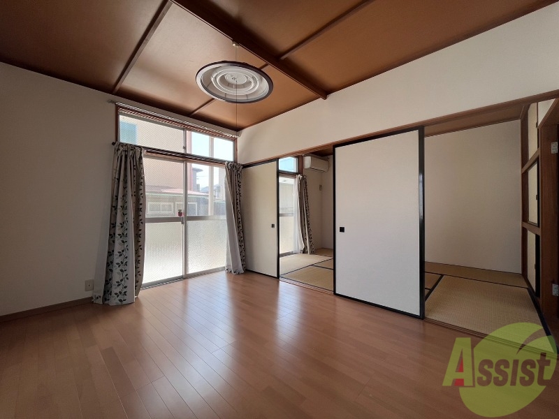 居室・リビング　大きな窓が付いていて日差しもたっぷり入ります。