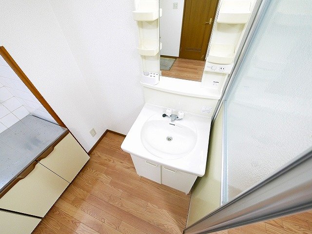 洗面設備　明るい洗面所です