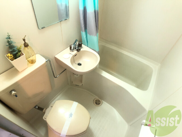 バス・シャワールーム　洗面とシャワー付きのお風呂。一人暮らしならこれでＯＫ。