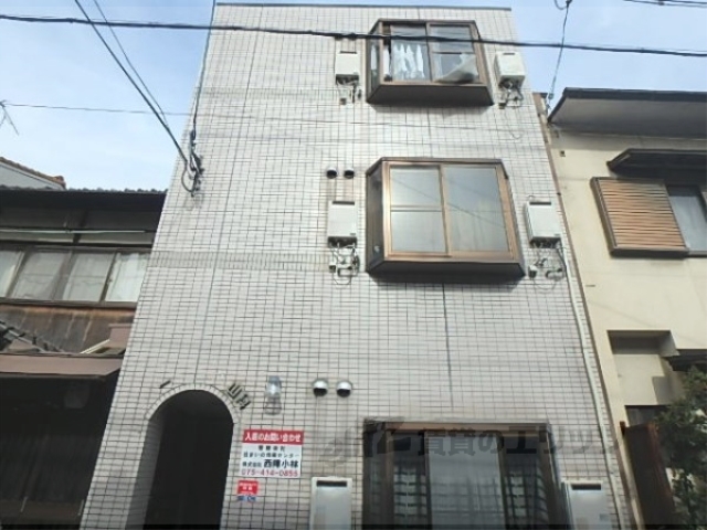 京都市山科区御陵荒巻町のマンションの建物外観