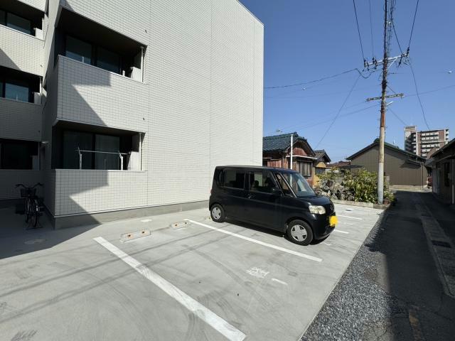 【碧南市錦町のアパートの駐車場】