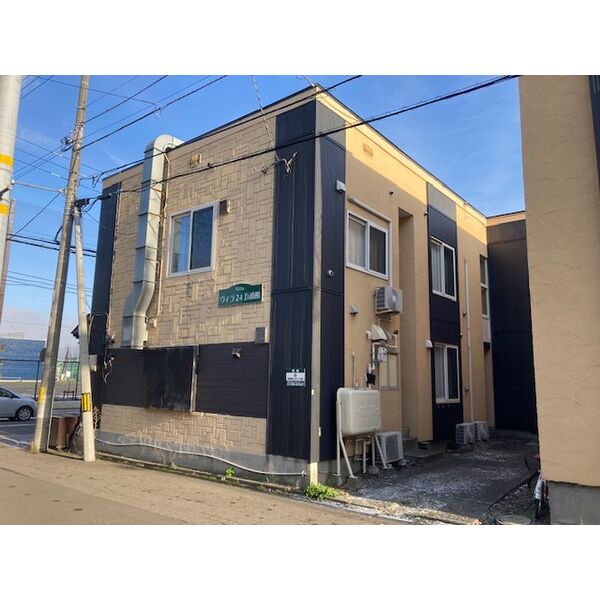 札幌市西区二十四軒二条のアパートの建物外観