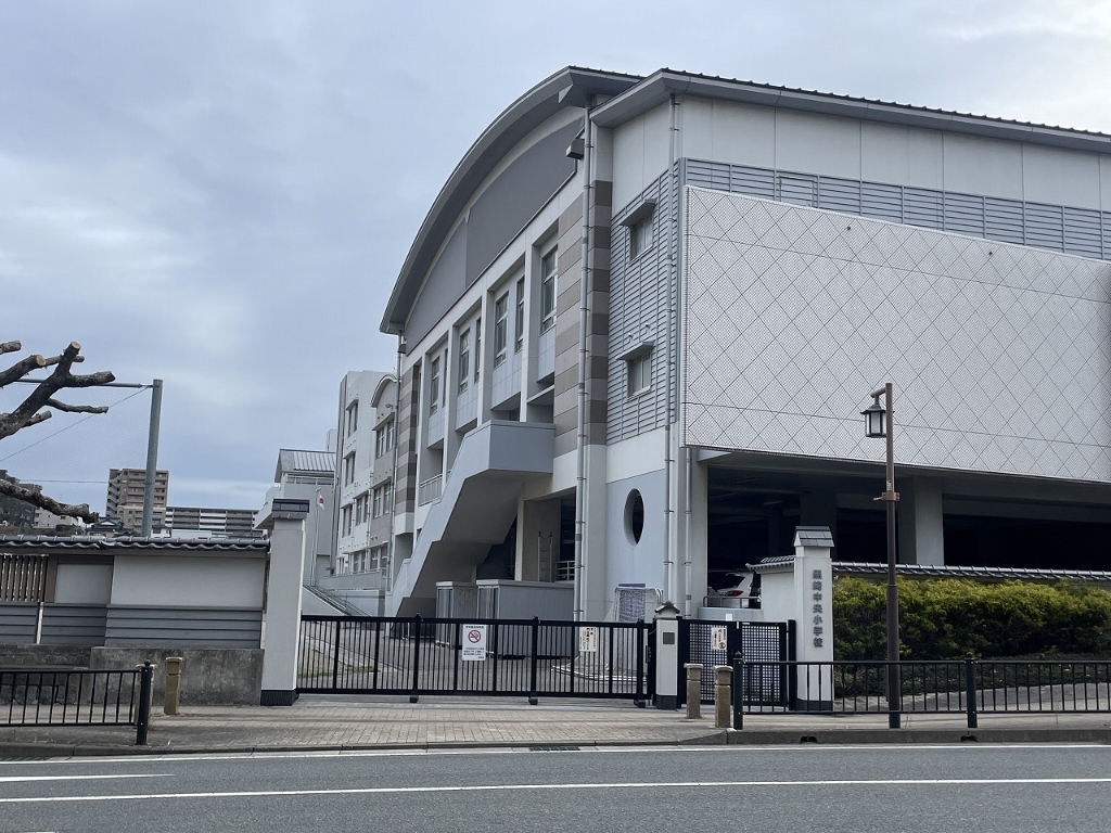 【ロイヤルシャトー黒崎の小学校】