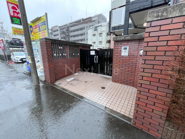 【横浜市南区宿町のマンションのエントランス】