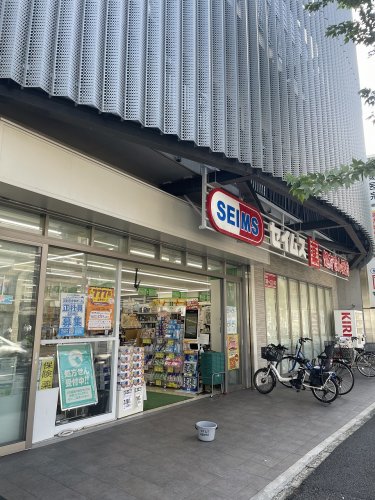 【横浜市南区宿町のマンションのドラックストア】