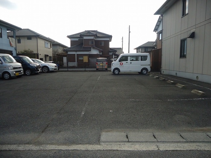 【すずらん川手の駐車場】