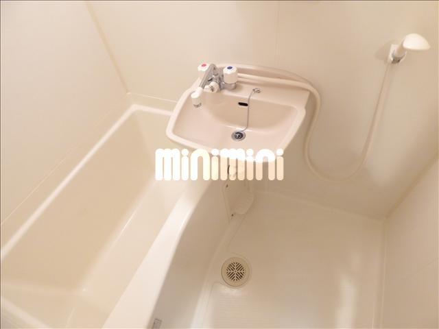 バス・シャワールーム　洗面台付のバスルームです。