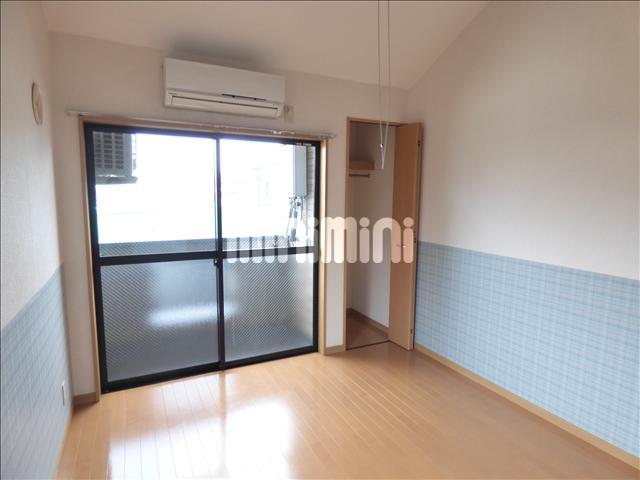 居室・リビング　天井が高く開放感があります。