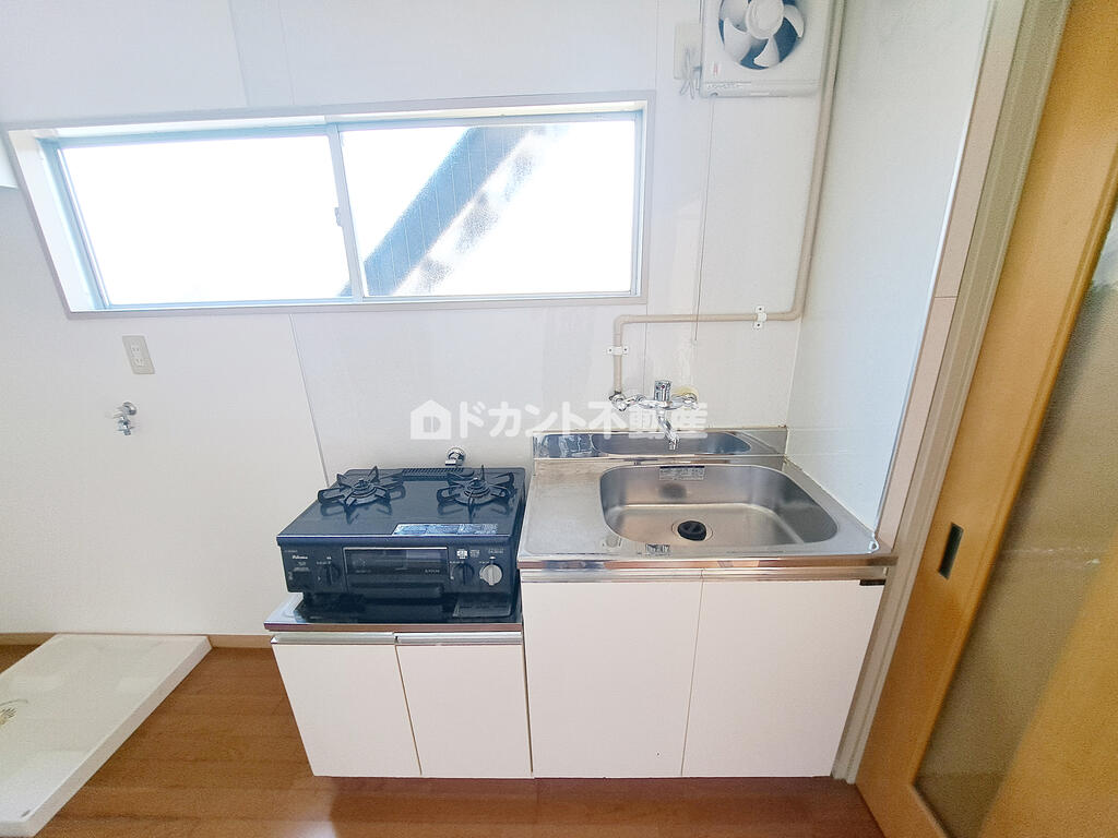 キッチン　グリル付き2口ガスコンロ完備　キッチンに窓あり