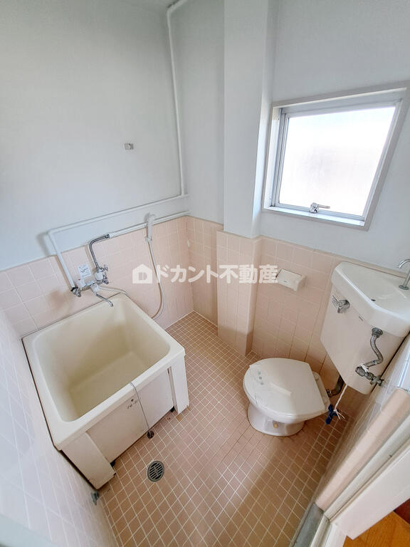 バス・シャワールーム　バスルームに窓あり