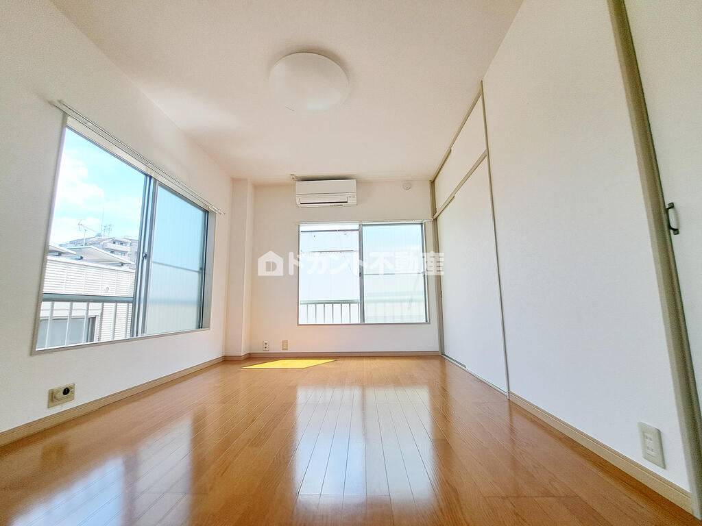 居室・リビング　角部屋二面採光