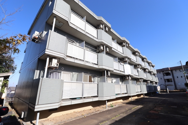 水戸市石川のマンションの建物外観