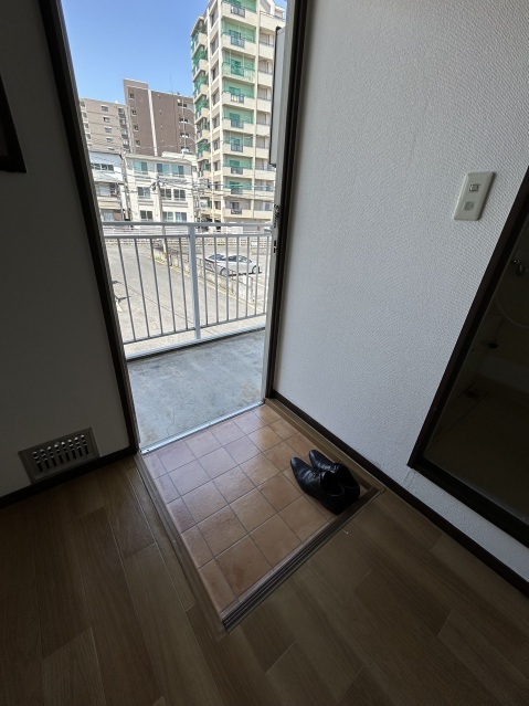 【岡山市北区岡町のアパートの玄関】
