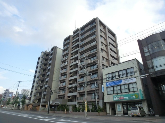 札幌市中央区南九条西のマンションの建物外観