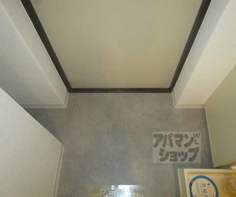 玄関　２０２号室の写真です。