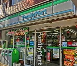 コンビニ　ファミリーマート横浜楠町店（コンビニ）まで36m