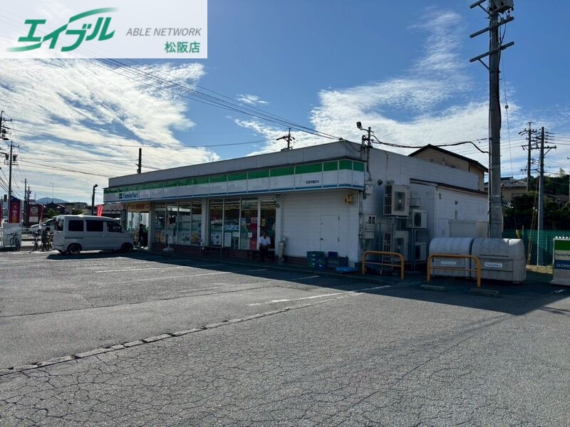 コンビニ　ファミリーマート松阪学園前店（コンビニ）まで377m