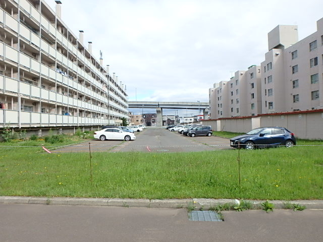 【札幌市手稲区富丘一条のマンションの駐車場】