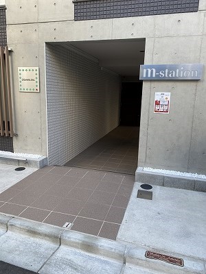 【墨田区東向島のマンションのエントランス】