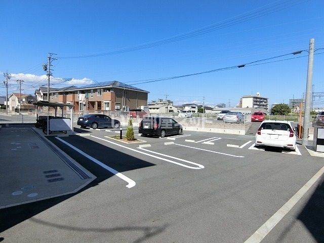 【津市半田のアパートの駐車場】