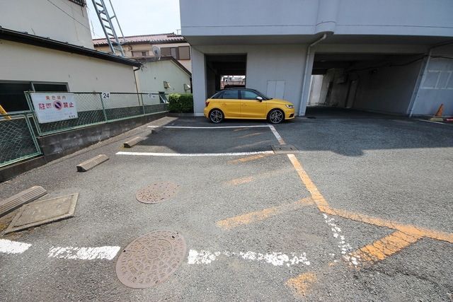 【狭山市中央のマンションの駐車場】