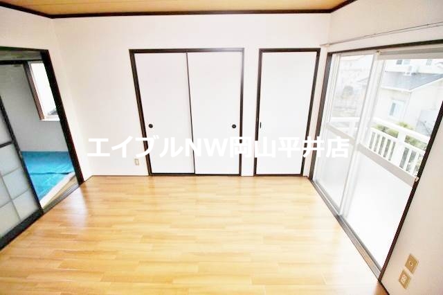 玄関　南向きで陽当たりも良好です