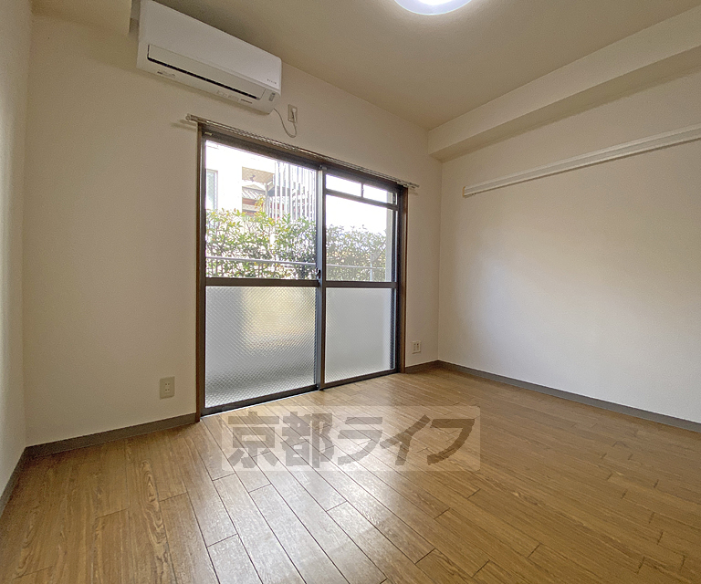 居室・リビング　落ち着いた雰囲気のお部屋です