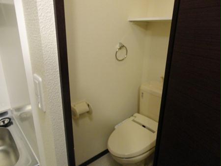 トイレ　トイレにも収納部分があるので便利！