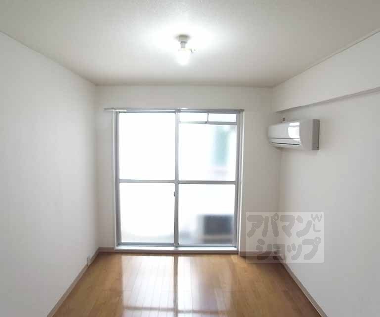 居室・リビング　洋室６帖・明るいお部屋です。