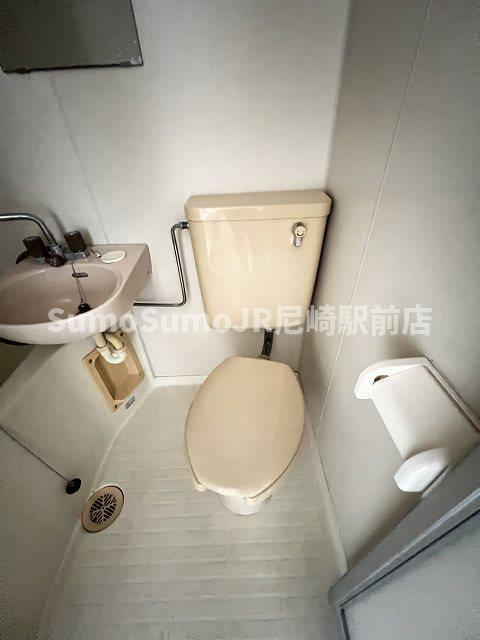 トイレ　落ち着いた色調のトイレです