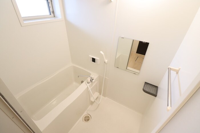 バス・シャワールーム　追い焚き給湯式浴室（小窓付）