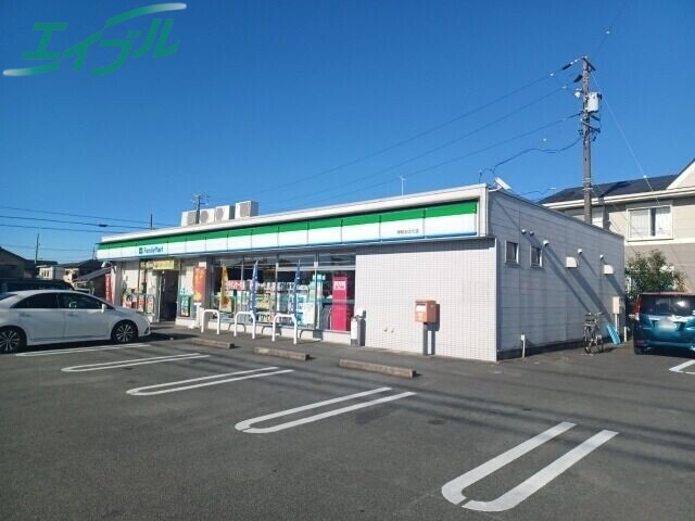 コンビニ　ファミリーマート伊勢おばた店（コンビニ）まで319m
