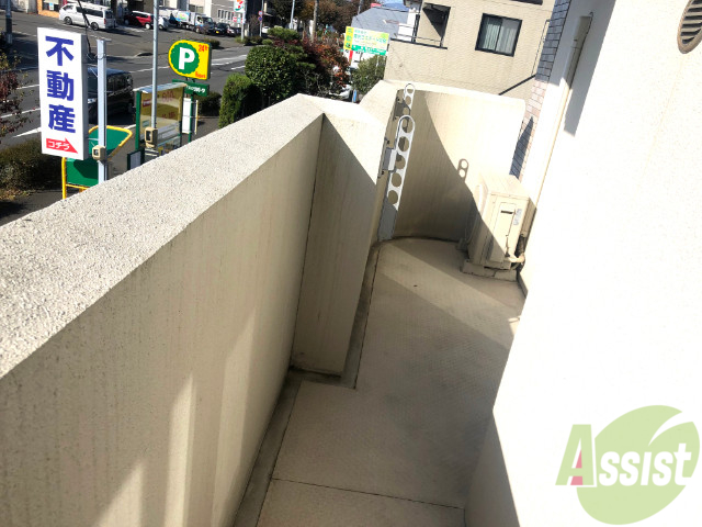 バルコニー　バルコニー。洗濯物がはかどりそうな広さがありますよ。