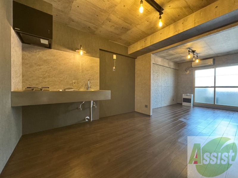 居室・リビング　木目のフローリングは落ち着きのある印象のお部屋になりますね。