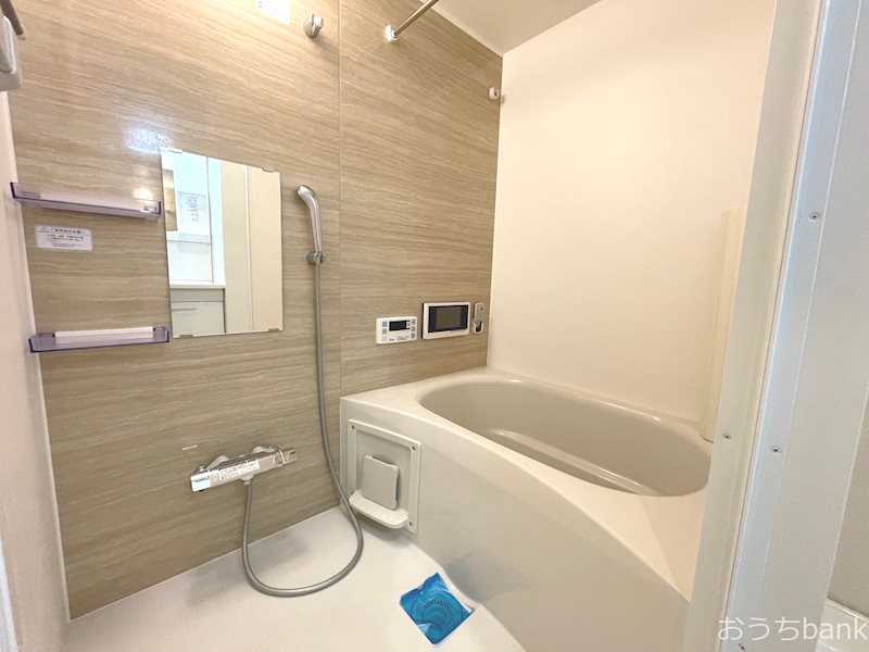 バス・シャワールーム　清潔感のあるお風呂です