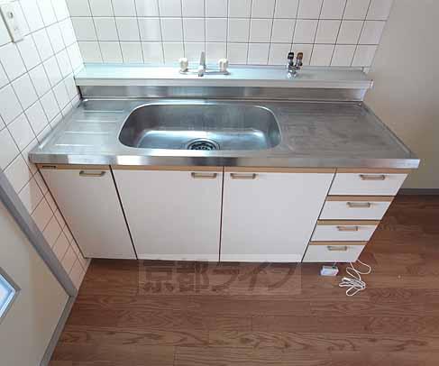 キッチン　コンロも置けます。