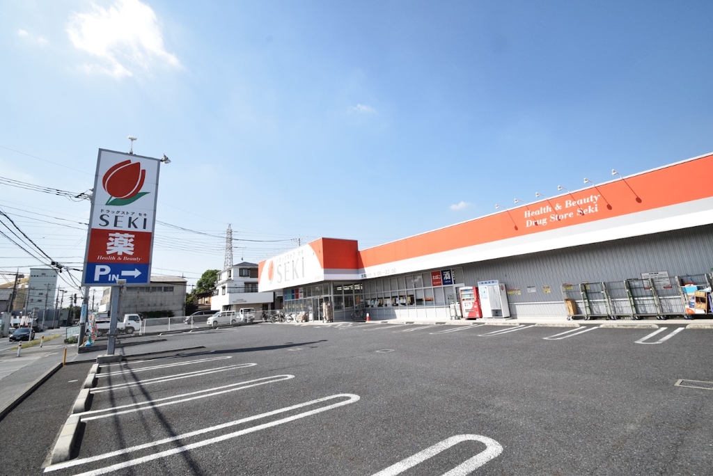 ドラックストア　ドラッグストアセキ 新里町店（ドラッグストア）まで372m