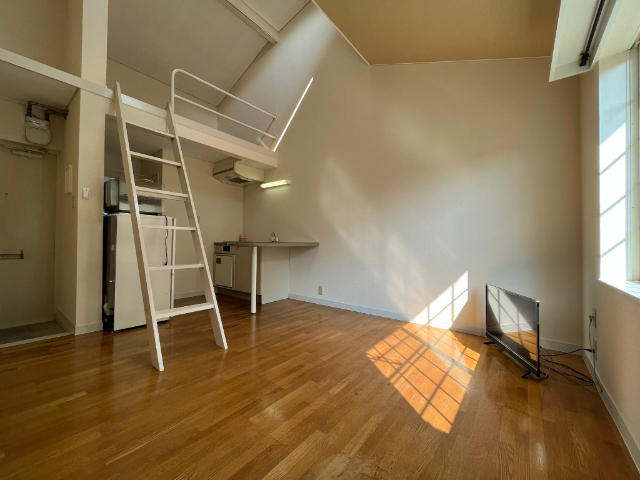 居室・リビング　※写真は別部屋です。ロフトはありません。