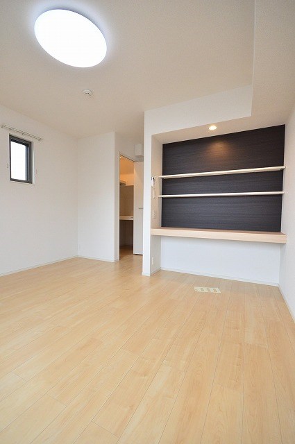 居室・リビング　デスク兼収納になっており便利です！