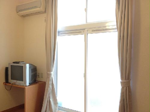 居室・リビング　ナチュラルな木目と白を基調とした室内