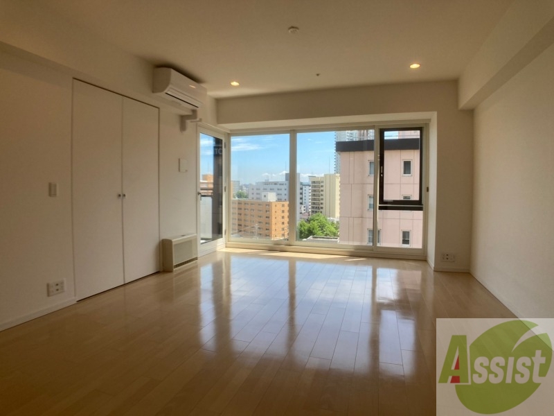 居室・リビング　１６帖の洋室です。広々として、きれいですね。