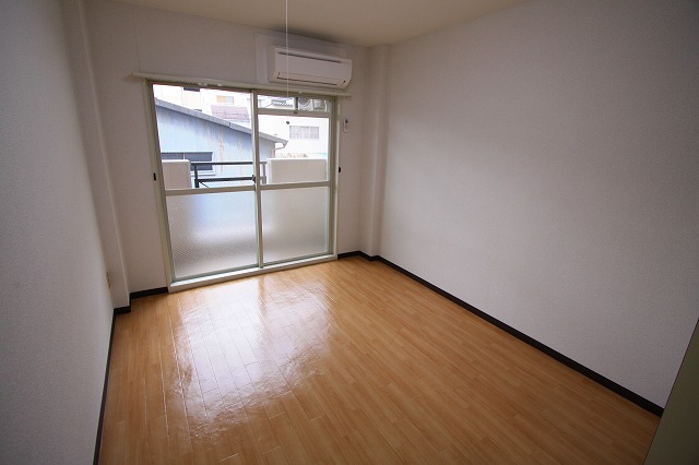 その他部屋・スペース　落ち着いた色調の寝室です