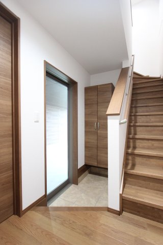 玄関　参考写真です。現況優先。