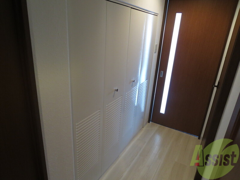 収納　廊下に設けられた収納　家族やお客様のコートクロークにも♪