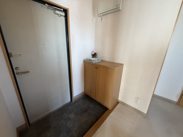 玄関　別号室です　現状を優先します