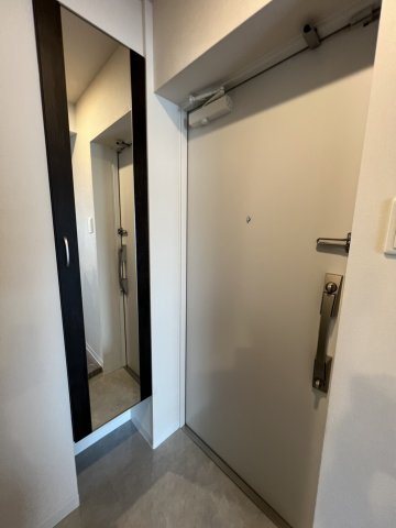 玄関　玄関で身なり整えてください！