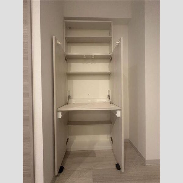 その他設備　壁面収納デスク