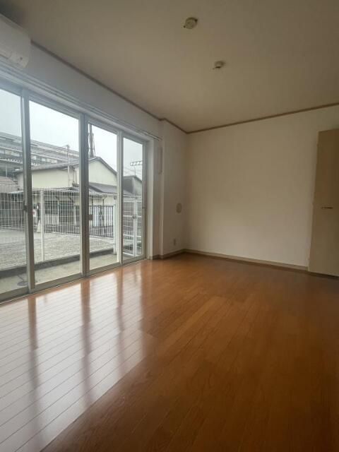 居室・リビング　別号室参考写真