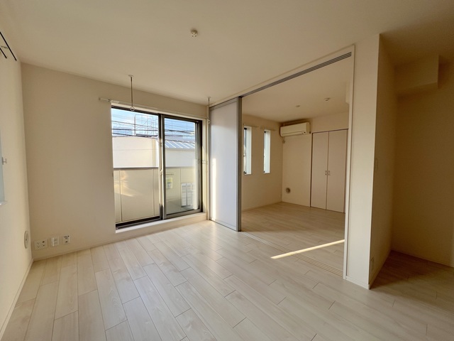 居室・リビング　★明るいフローリングの角部屋です★