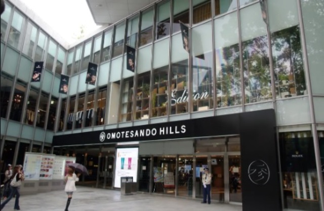 ショッピングセンター　表参道ヒルズ（ショッピングセンター）まで393m